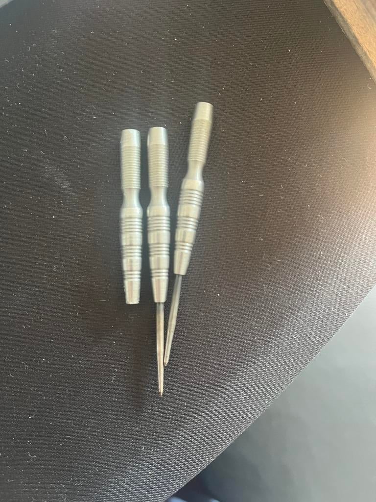 Simon whitlock 23g, 1 punt afgebroken, Ophalen of Verzenden, Zo goed als nieuw, Pijlen