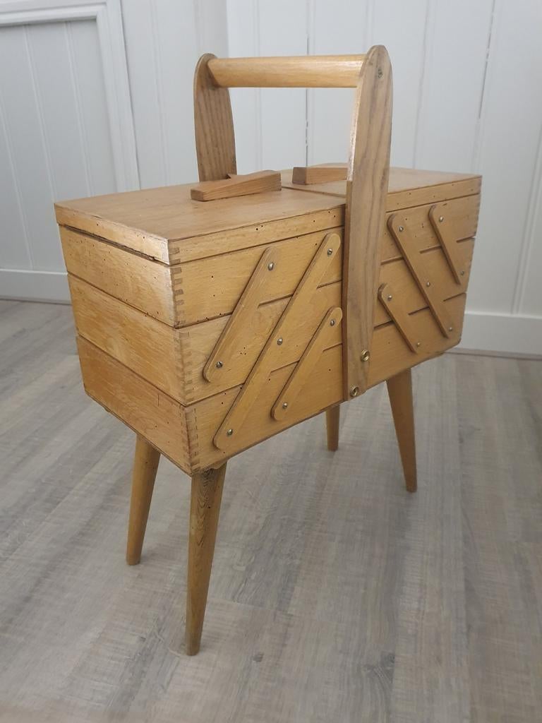 Houten naaikistje op poten, Ophalen