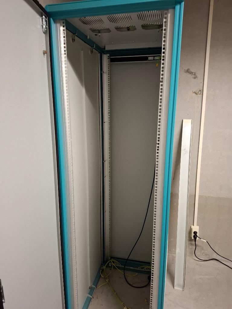 Serverkast, Computers en Software, Ophalen, Gebruikt, Plaatstaal
