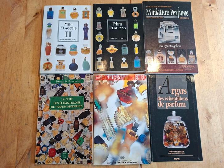 Set boeken over Parfum Miniatuur Flesjes, Verzamelen, Parfumverzamelingen, Zo goed als nieuw, Miniatuur, Ophalen of Verzenden