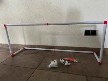 Nieuw in verpakking, voetbalgoal met net en bal beschikbaar voor biedingen