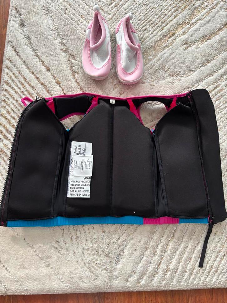 Zwemvest en zwemschoenen maat 28, Kinderen en Baby's, Kinderkleding | Kinder-zwemkleding, Zo goed als nieuw, Overig, Overige maten
