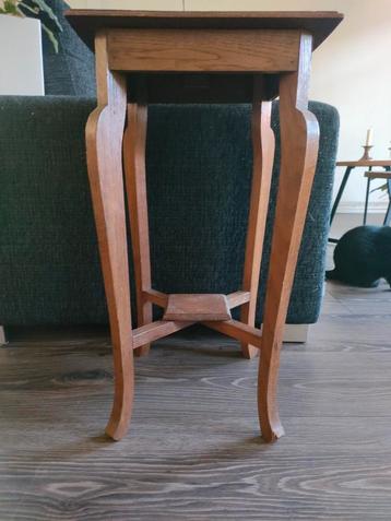 mooi oud houten planten tafeltje  beschikbaar voor biedingen