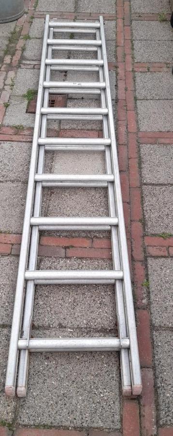 Dubbele ladder beschikbaar voor biedingen