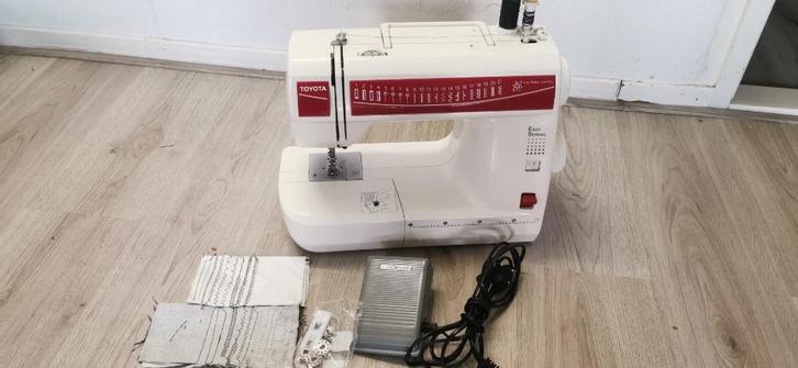 Naaimachine Toyota ES121 RS, Hobby en Vrije tijd, Naaimachines en Toebehoren, Zo goed als nieuw, Naaimachine, Overige merken, Ophalen of Verzenden