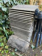 Stapel dakpannen grijs ca 24 stuks, Doe-het-zelf en Verbouw, Dakpannen en Dakbedekking, Ophalen, Steen of Klei, Zo goed als nieuw