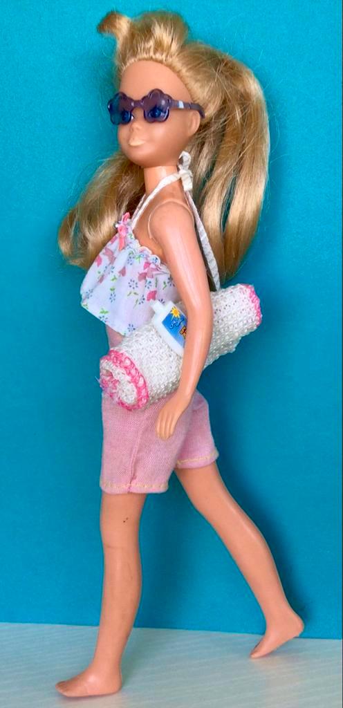 Leuk strandsetje voor kleine Barbie zoals Skipper, Verzamelen, Poppen, Gebruikt, Kleertjes, Ophalen of Verzenden