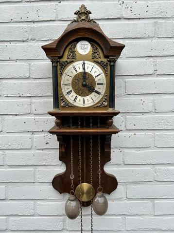 Antieke Tempus Fugit Wandklok beschikbaar voor biedingen