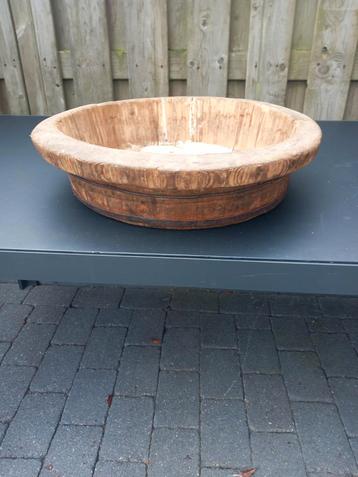 Grote decoratieve houten bak beschikbaar voor biedingen