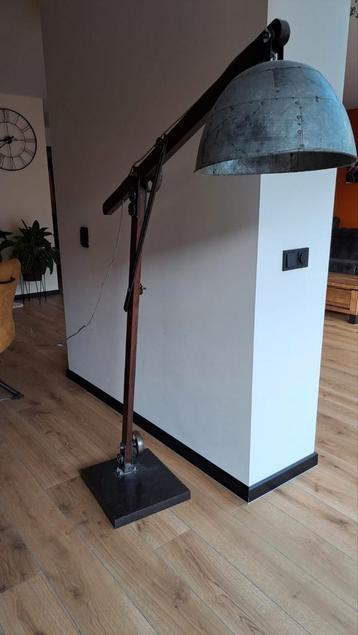 Industriële vloerlamp beschikbaar voor biedingen