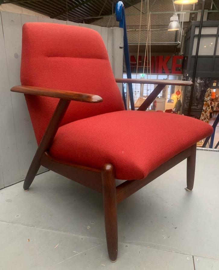 Donkerrode damesfauteuil hout - vintage retro stoel, Huis en Inrichting, Fauteuils, Gebruikt, Hout, Stof, 50 tot 75 cm, Minder dan 75 cm