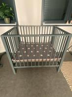 Gratis Grijze houten box met boxkleed, Ophalen, Gebruikt, Rechthoekig, Boxkleed