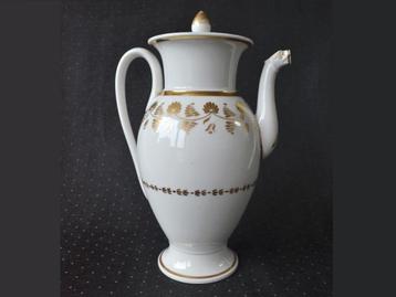 Antieke porseleinen Empire Koffiekan met goud decor, ca 1820 beschikbaar voor biedingen
