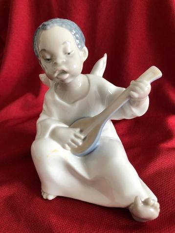 Lladro engel met luit beschikbaar voor biedingen