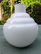 Opaline glazen vaas van FIDRIO, Wit, Ophalen of Verzenden, Minder dan 50 cm, Glas