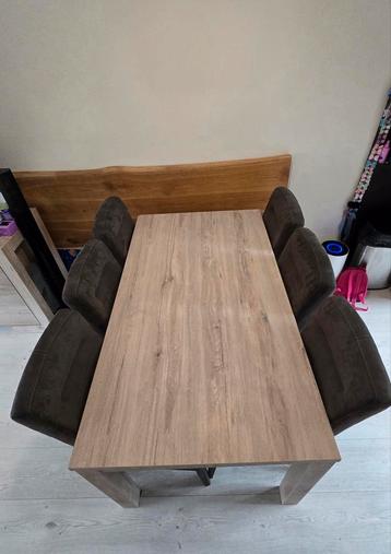 Eettafel met 6 stoelen beschikbaar voor biedingen