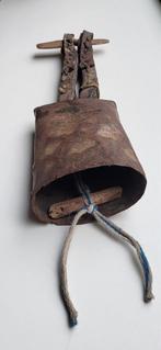 Antieke ijzeren koeienbel met leren / houten band, Antiek en Kunst, Curiosa en Brocante, Ophalen of Verzenden