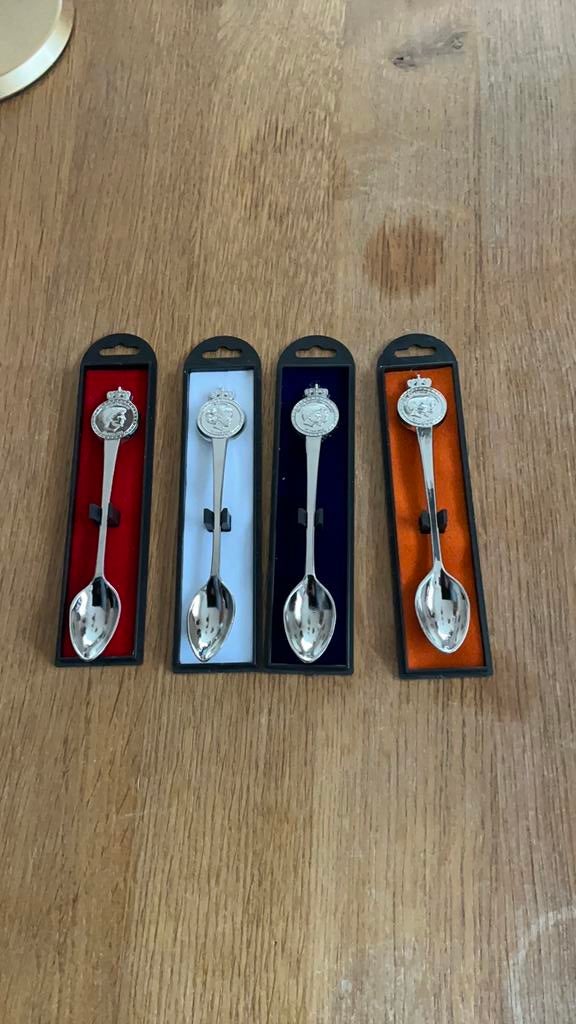 4 oranje lepeltjes, troonwissel 2013, Verzamelen, Koninklijk Huis en Royalty, Nieuw, Speld(je) of Lepel(tje), Nederland, Verzenden