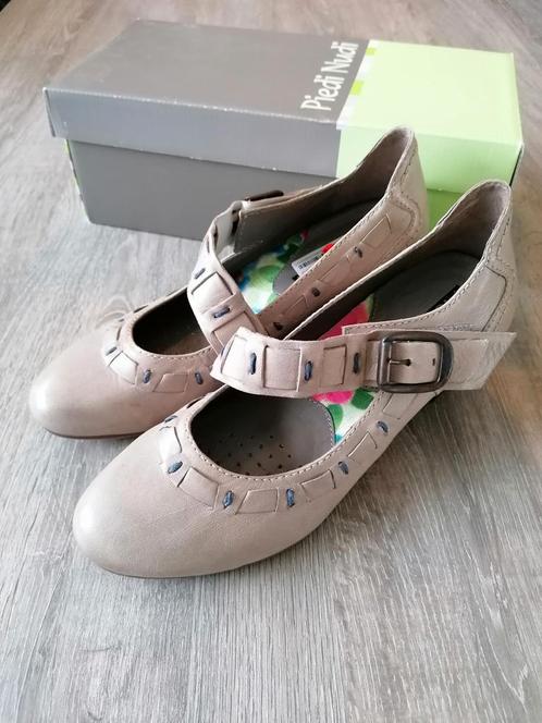 Piedi nudi pumps mt 39, Kleding | Dames, Schoenen, Zo goed als nieuw, Schoenen met lage hakken, Beige, Ophalen of Verzenden