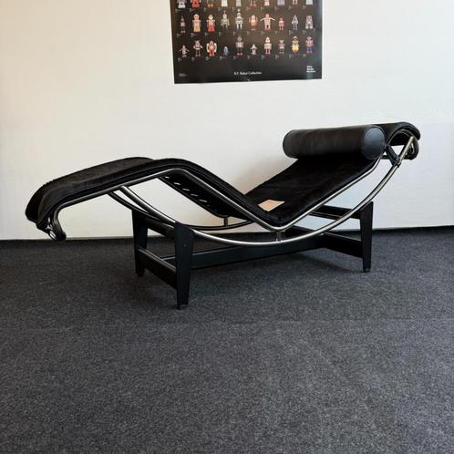 Cassina - LC4 Chaise Longue - Zwart koeienhuid - Bijna nieuw, Huis en Inrichting, Banken | Sofa's en Chaises Longues, Zo goed als nieuw