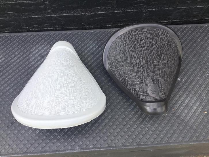 NIEUW ORIG. BATEGU ZWEEFZADEL ZWART + GRIJS PUCH EN TOMOS EA, Fietsen en Brommers, Brommeronderdelen | Oldtimers, Nieuw, Puch