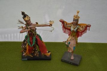 2 Oude souvenirs van traditionele man en vrouw Indonesië 20c beschikbaar voor biedingen