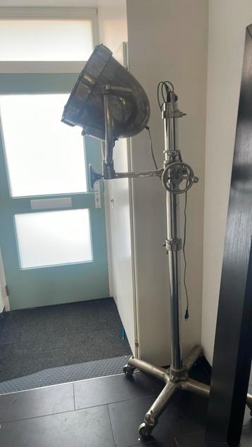 Lamp staande industrieele beschikbaar voor biedingen