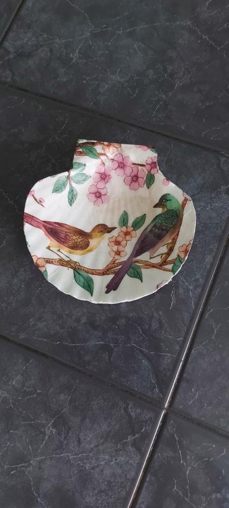 Grote sint-jakobsschelp gedecoreerd met vogels ( nieuw ), Huis en Inrichting, Woonaccessoires | Overige, Nieuw, Ophalen
