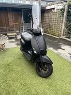 GTS Toscana 2019 - met helm+slot - start niet meer lege accu, Fietsen en Brommers, Snorfietsen en Snorscooters, Gebruikt, Benzine