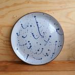 Aardewerk bord met blauwe spetter decoratie, Ophalen of Verzenden, Zo goed als nieuw, Bord(en), Overige stijlen