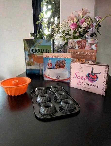 Bakspullen en -boeken en een cocktailboek, Hobby en Vrije tijd, Taarten en Cupcakes maken, Zo goed als nieuw, Boek of Tijdschrift
