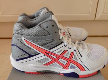 NIEUW Asics sportschoenen volleybal maat 41,5 MET DOOS beschikbaar voor biedingen