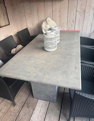 Natuurstenen tuintafel beschikbaar voor biedingen