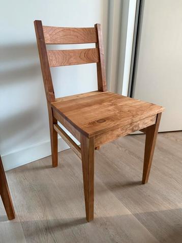 Houten stoel beschikbaar voor biedingen