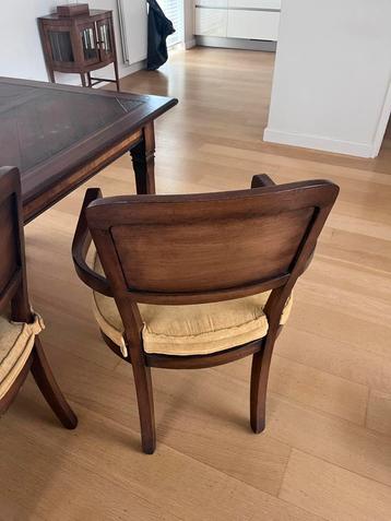 Houten Eettafel met Stoelen beschikbaar voor biedingen