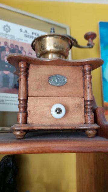 Antieken Groter als normaal, Koffiemolen. beschikbaar voor biedingen