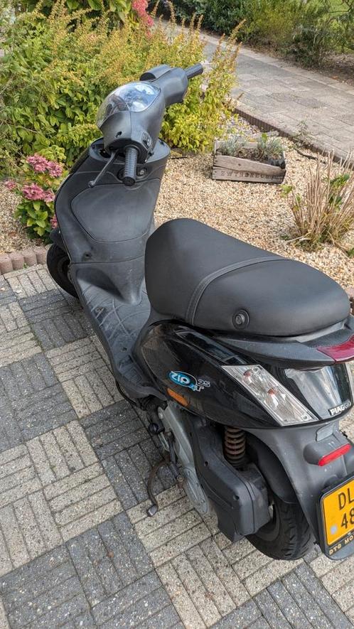 TEKOOP!! piaggio zip 2017, Fietsen en Brommers, Scooters | Piaggio, Zo goed als nieuw, Zip, Maximaal 45 km/u, Benzine, Ophalen