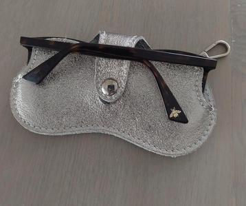 EEN NIEUW ZONNEBRILHOESJE beschikbaar voor biedingen