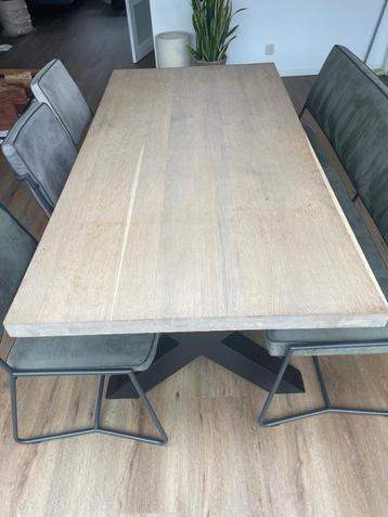 Goedkope eikenhouten eetkamertafel beschikbaar voor biedingen