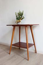 Houten vintage bijzettafel. Retro Mid Century tafel, Ophalen, O, O, 55 tot 75 cm