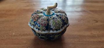 Cloisonné dekseldoosje beschikbaar voor biedingen