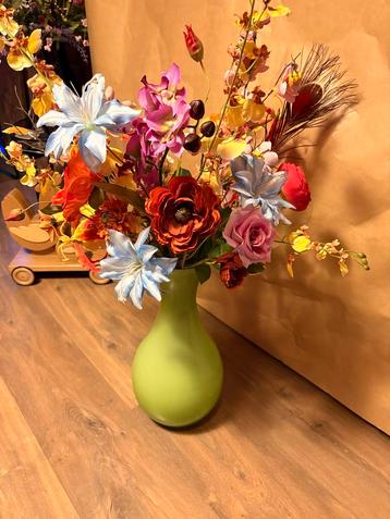 Groene vaas met kunstbloemen beschikbaar voor biedingen
