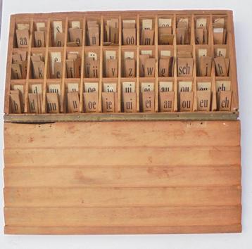 Oude houten Malmberg's letterdoos, ook met dubbele klinkers beschikbaar voor biedingen
