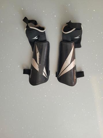 Dutchy Scheenbeschermers voetbal M kind  beschikbaar voor biedingen