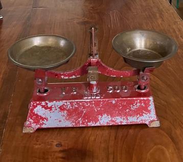 Antieke weegschaal beschikbaar voor biedingen