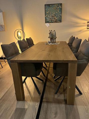 Eiken tafel beschikbaar voor biedingen