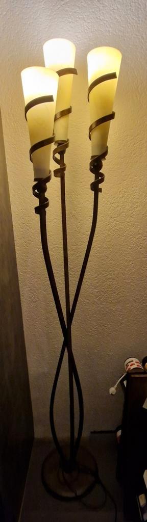 Stijlvolle Staande Lamp met Drie Lichtpunten beschikbaar voor biedingen