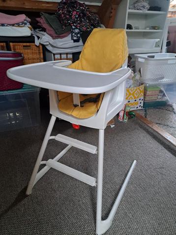 Kinderstoel met eetblad en kussen beschikbaar voor biedingen