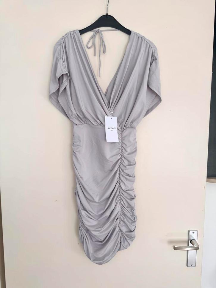By Swan grijze stretch jurk maat M, Kleding | Dames, Jurken, Nieuw, Maat 38/40 (M), Grijs, Boven de knie, Ophalen of Verzenden