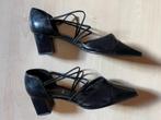Tk zwarte nette dames schoenen pumps met bandjes en hakje, Kleding | Dames, Schoenen, Gedragen, Ophalen of Verzenden, Zwart, Pumps